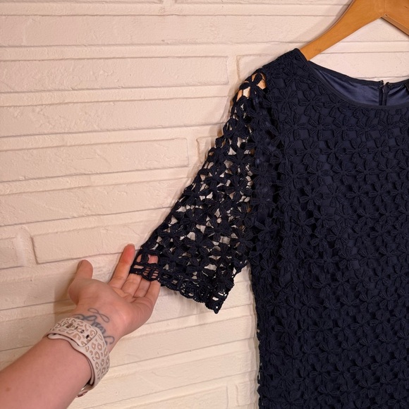 Tahari Navy Blue Jewel Neck Floral Lace Sheath Cocktail Dress, Women’s Size 6 - Picture 3 of 8